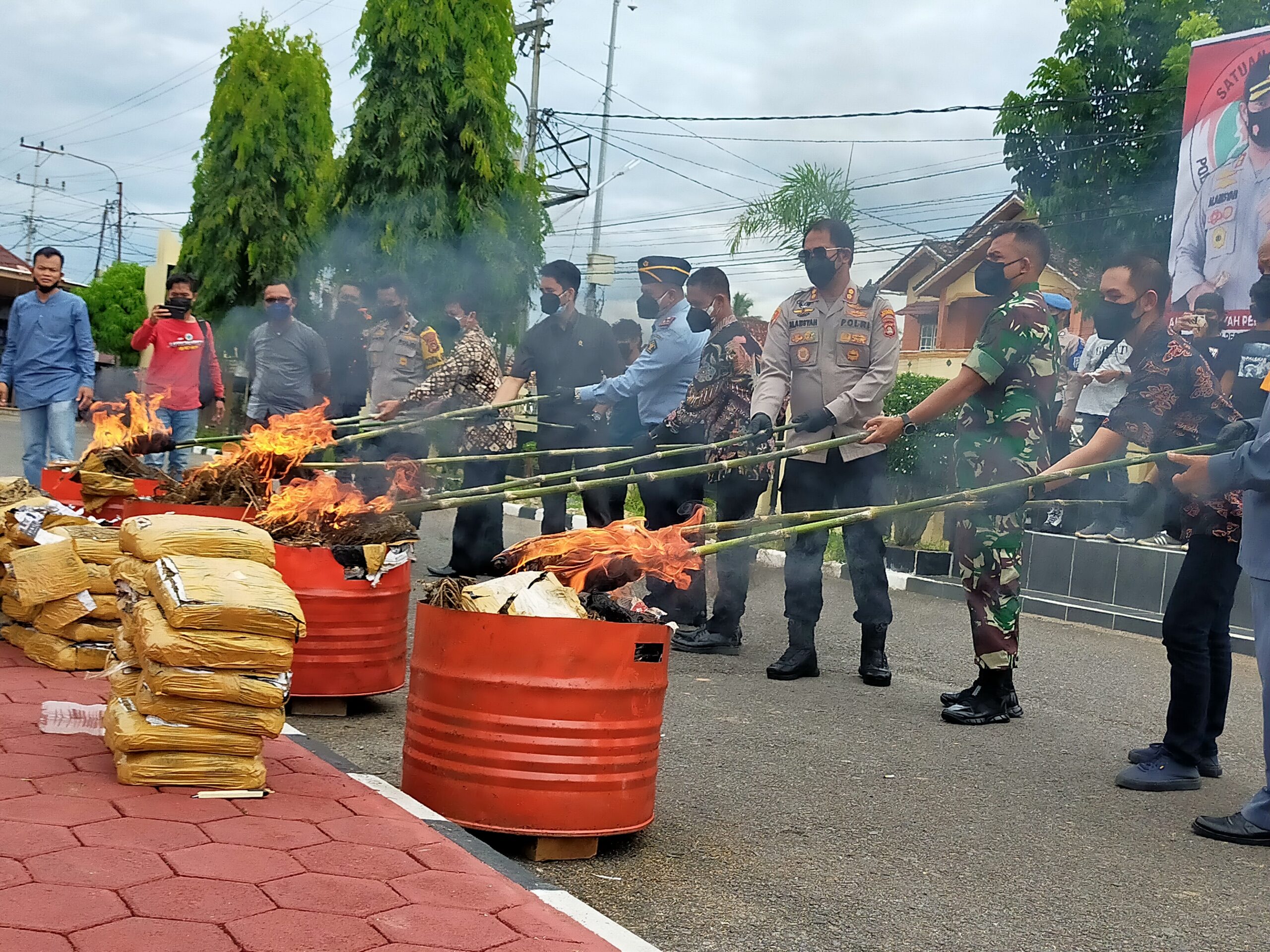 Kapolres Muba AKBP Alamsyah Palupessyi SH.,SIk.,MSi Musnahkan Barang Bukti100 kilo Ganja Markas Kepolisian Resor.