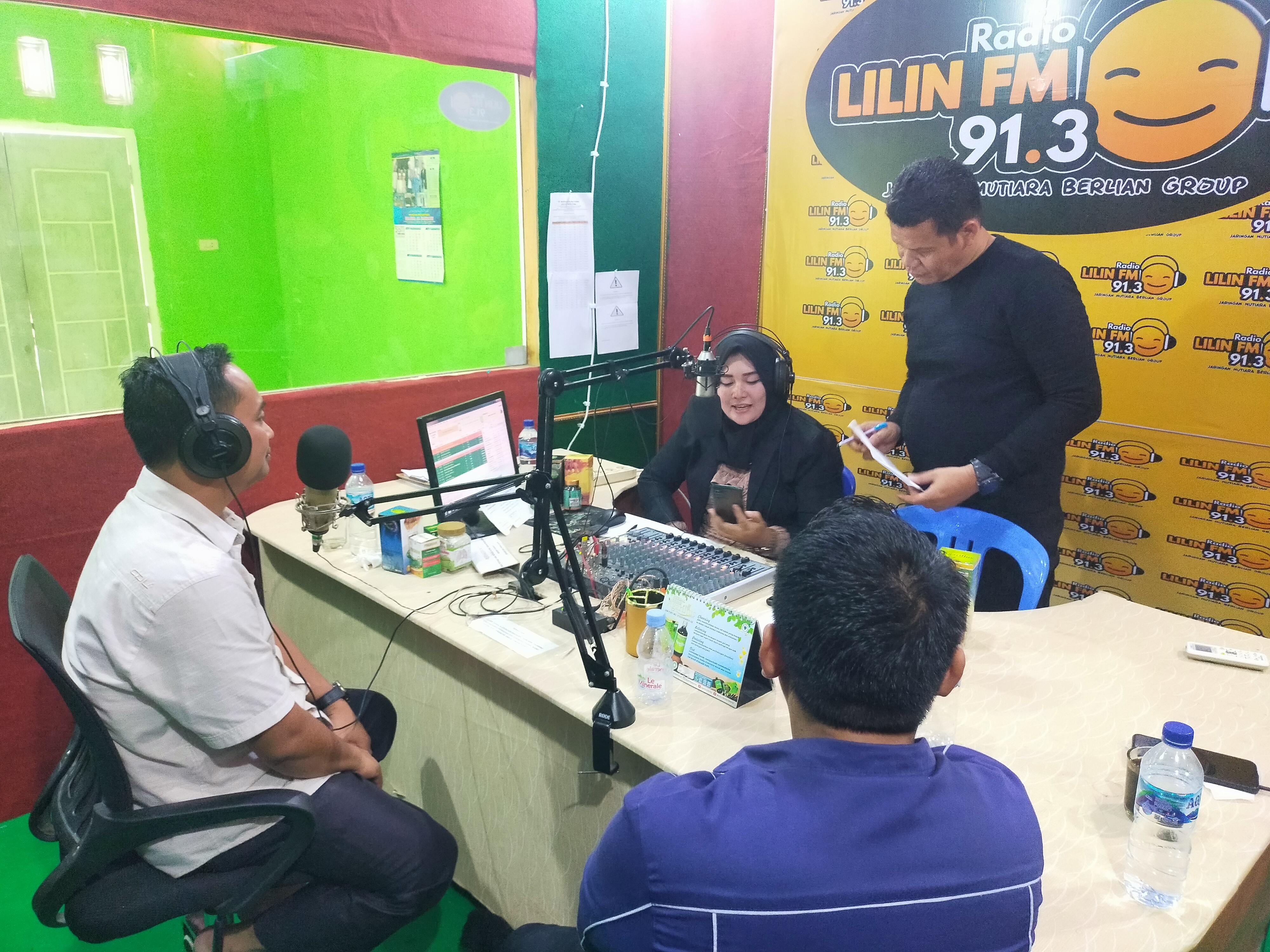 Menyapa  Masyarakat Iwan Aldes Talk show Radio Lilin FM 91.3 FM
