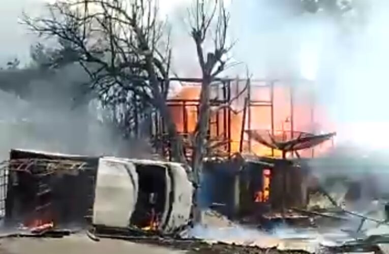Mobil Pengakut  Minyak Mentah Terbakar  4 rumah hangus Terbakar