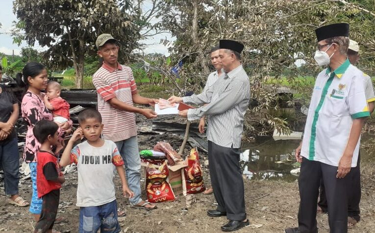 BAZNAS MUBA Salurkan Batuan Korban Kebakaran Rumah Mulyadi