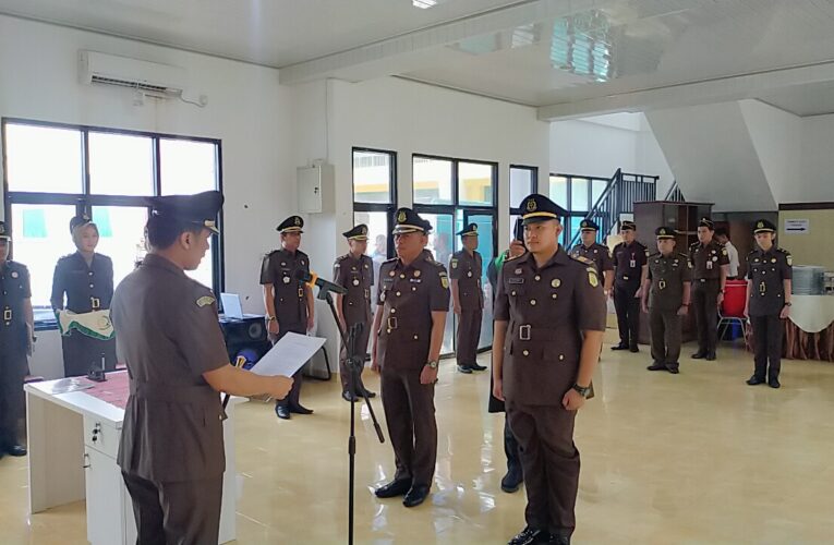Serah terima jabatan Kasi Intel  Abunawas SH .kepada Rizki Ramdani,SH
