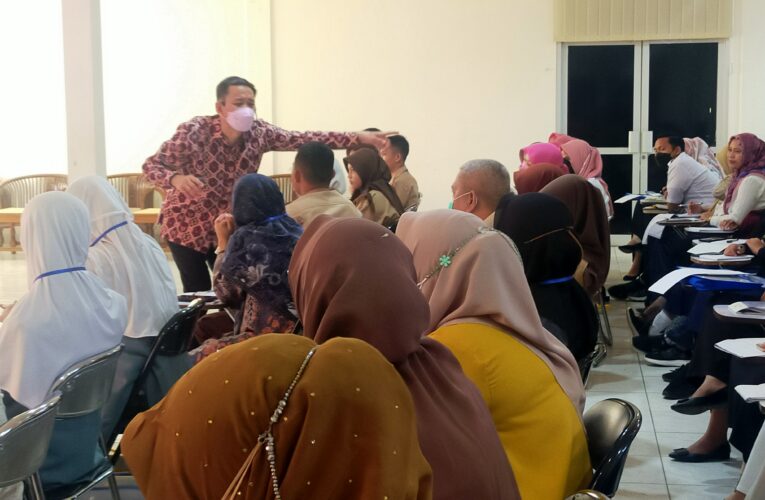 Berikan Motivasi Dinas Pemberdayaan Perempuan dan Perlindungan Anak (DPPPA) hadirkan Louis Sastrawijaya