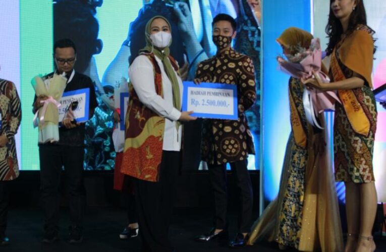 Gambo Muba Sabet Best Design Fashion di Ajang APKASI Expo 2022