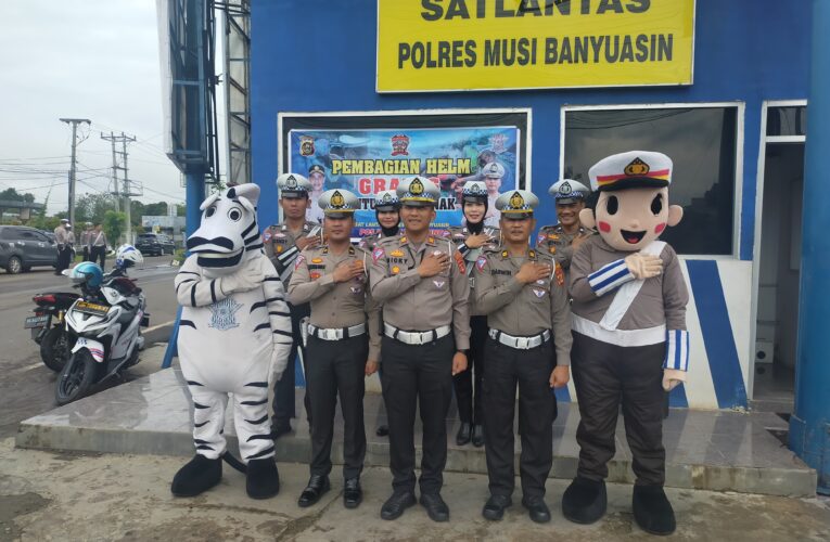 Jalankan  Kapolri Satlantas Polres Musi Banyuasin Lakukan Edukasi dan Bagi Helm Gratis untuk Anak