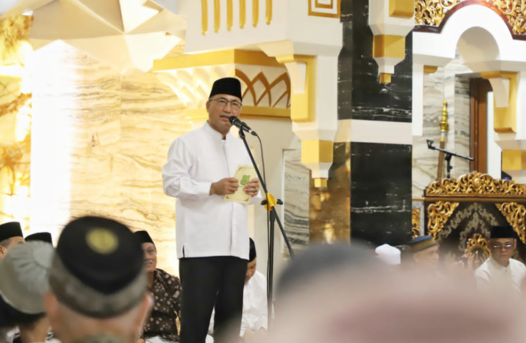 Bareng Istri, Pj Bupati Apriyadi Hadiri Maulid Nabi di Masjid Raya Abdul Kadim