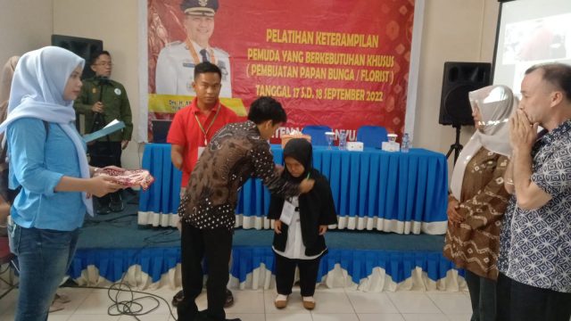 Gandeng PPDI Muba, Kemenpora RI Latih Disabilitas Buat Karangan Bunga.
