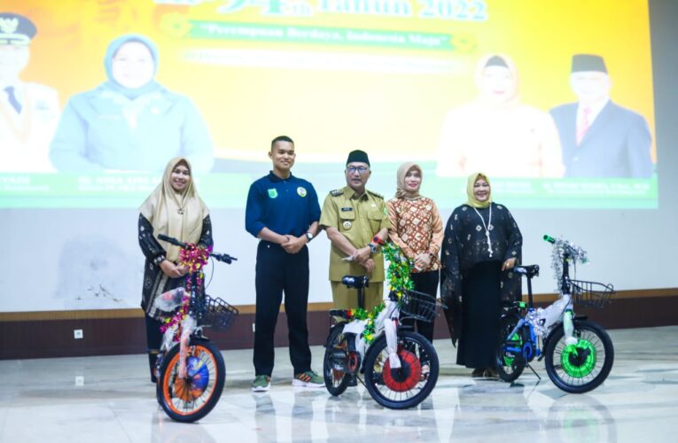 Apriyadi mirip Jokowi Bagi -bagi Sepeda