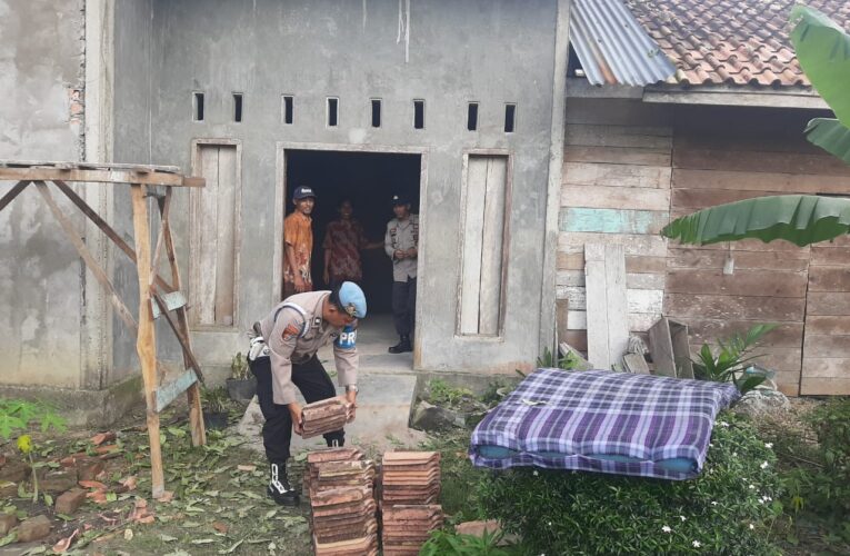 Rumah Rusak Diterjang Angin Kencang Polres Bersama Forkopimcam bantu Korban