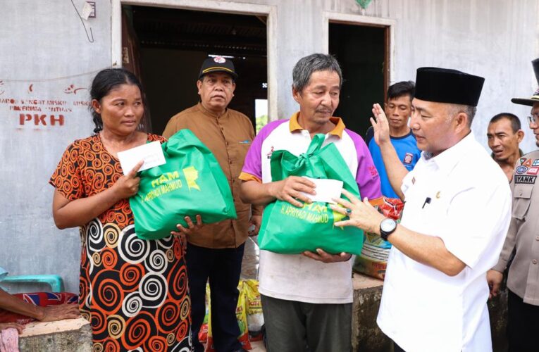 Pj Bupati Musi Banyuasin Serahkan Bantuan Kepada Korban Longsor di Desa Terusan