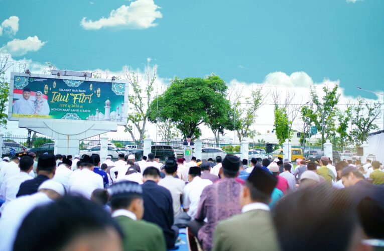 Bareng Keluarga Besar, Pj Bupati Apriyadi Salat Ied dengan Warga Muba
