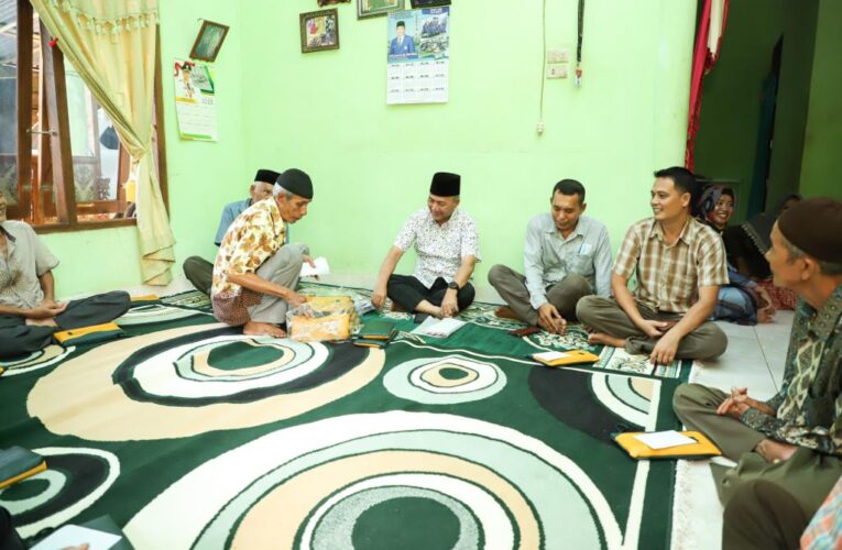 Giliran Lansia di Plakat Tinggi Dapat THR Pj Bupati Apriyadi