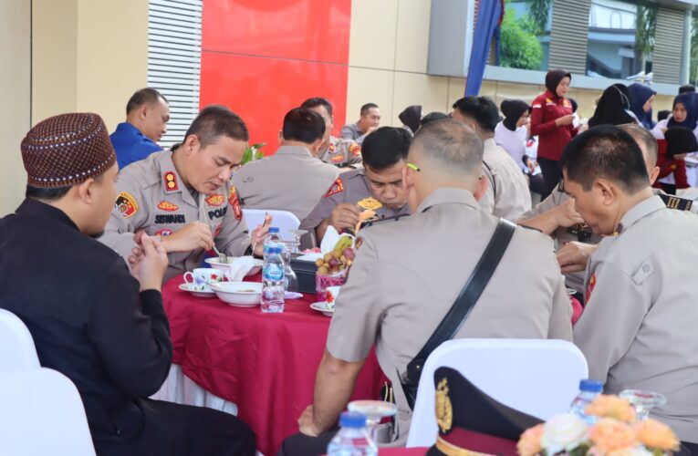 polres Muba mengadakan acara halal bihalal dihalaman Mapolres Muba.