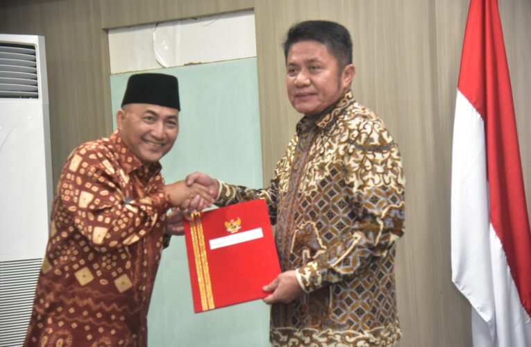 Sah, Gubernur Herman Deru Serahkan SK Perpanjangan Pj Bupati Muba