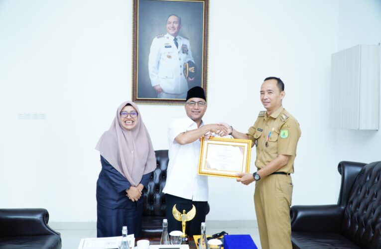 Pj Bupati Apriyadi Muba Berikan  Hadiah Umroh Gratis Kepada Musmulyadi