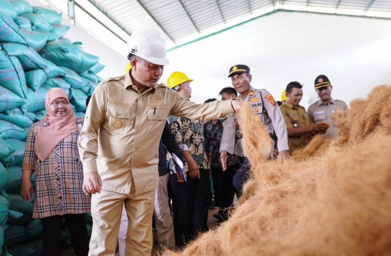 Pj Bupati Apriyadi Dorong Ratusan Ton Limbah Kelapa di Lalan Jadi Cuan