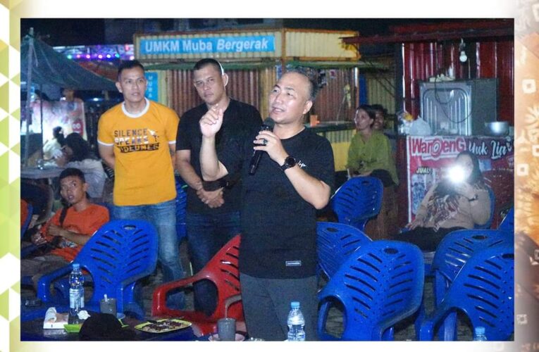 H Apriadi berbaur dengan masyarakat