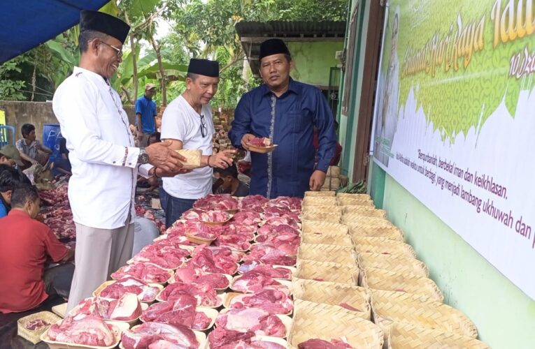 Patuhi Himbauan Pj.Bupati Muba Panitia Bagikan Daging Kurban Tanpa Kantong Plastik