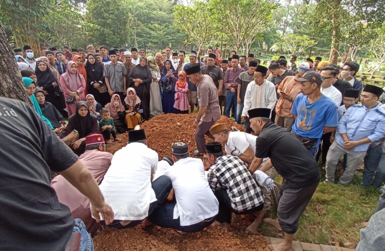 Pj Bupati Apriyadi Antar Langsung Mendiang Wakil Ketua Baznas Muba ke Pemakaman