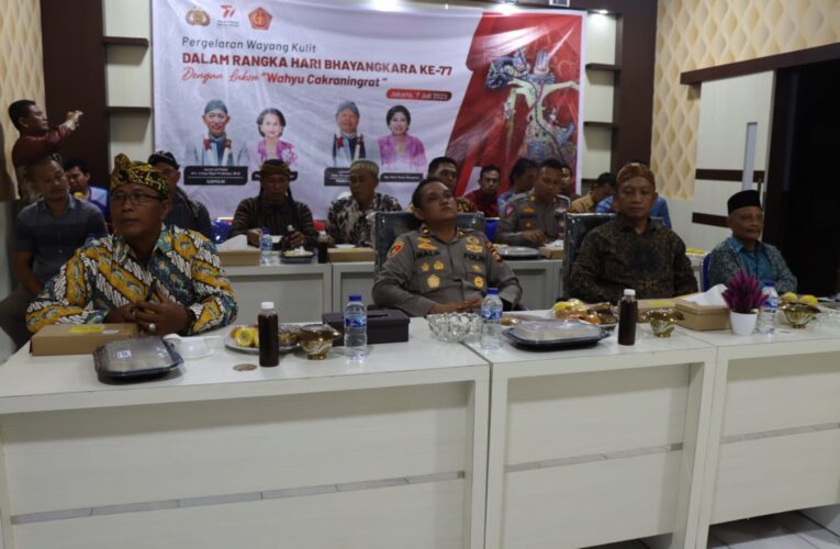 Memeriahkan Hari Bhayangkara Ke 77 Mabes Polri  Adakan Nonton bareng wayang kulit