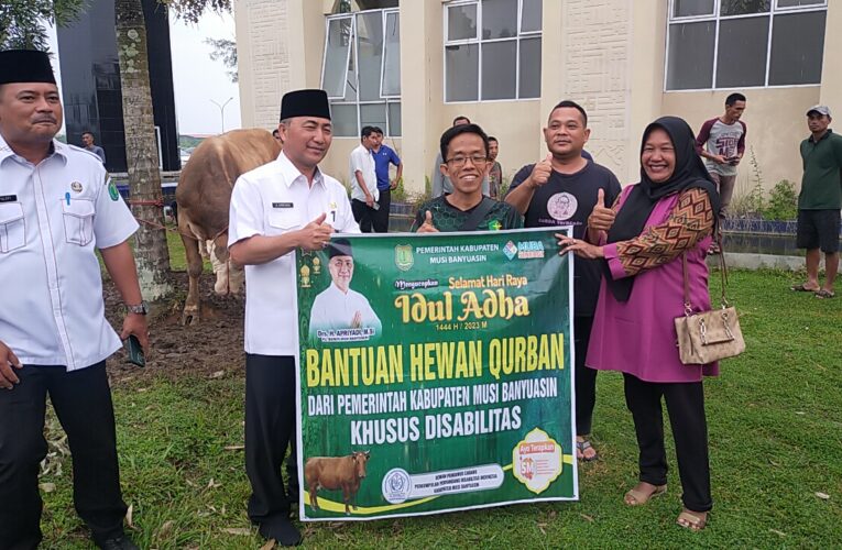 Dukung Program Pemerintah di moment Idul Adha 1444 H, Bank Sumsel Babel Serahkan 1 Ekor Sapi