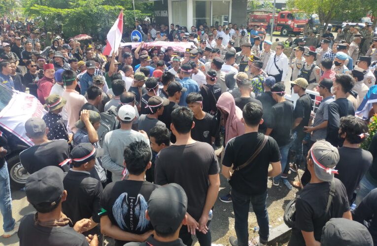 Ratusan Masyarakat Muba Penyuling Minyak Berunjuk Rasa
