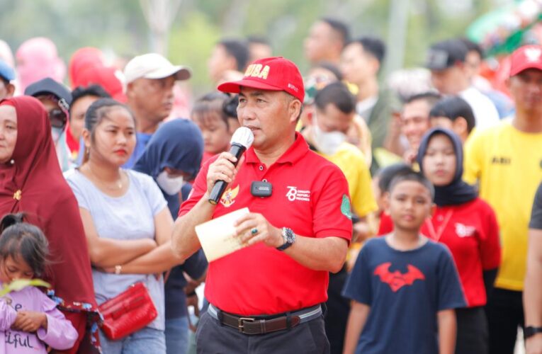 Antuasias Masyarakat Saksikan Lomba Panjat Pinang Di Muba