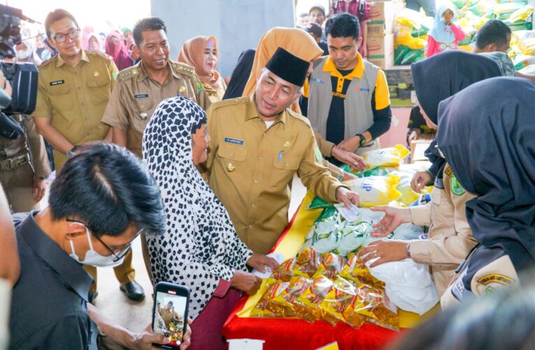 Pj Bupati Apriyadi Boyong 10 Ton Sembako untuk Pasar Murah di Plakat Tinggi