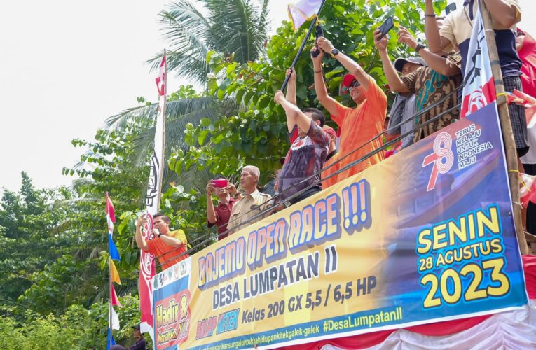 Meriah! Warga Antusias Saksikan Balap Ketek di Desa Lumpatan