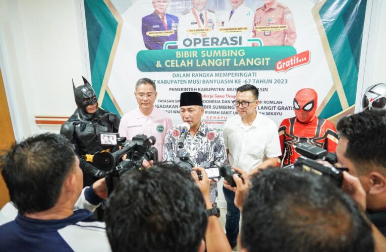 Pj Bupati Apriyadi Boyong Batman dan Spiderman Hibur Pasien Bibir Sumbing Gratis
