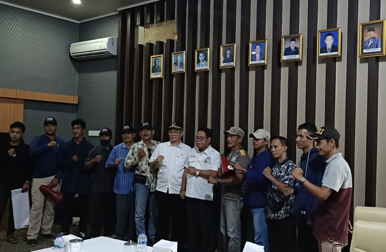 Puluhan Masyarakat Orasi Meminta Menutup Perusahaan Tambang Merugikan Masyarakat