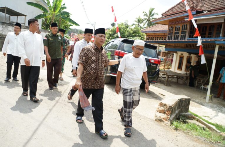 Safari Jumat di Sukalali, Pj Bupati Apriyadi Ajak Masyarakat Jaga Kekompakan