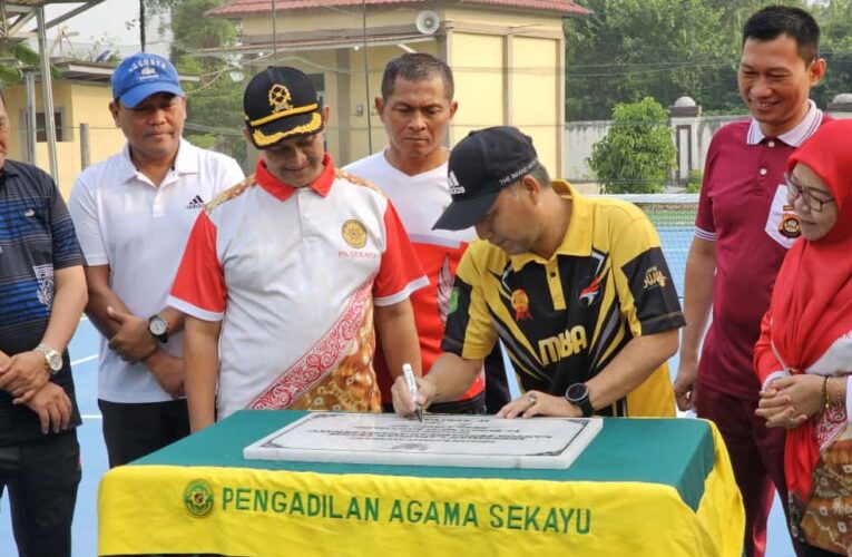 Resmikan Lapangan Tennis PA Sekayu, Pj Bupati H Apriyadi Sempatkan Bermain Tennis