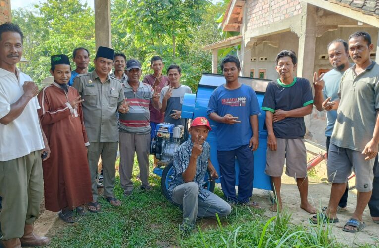 Kelompok Tani Tirta Rahayu dapat Mesin Perontok Padi