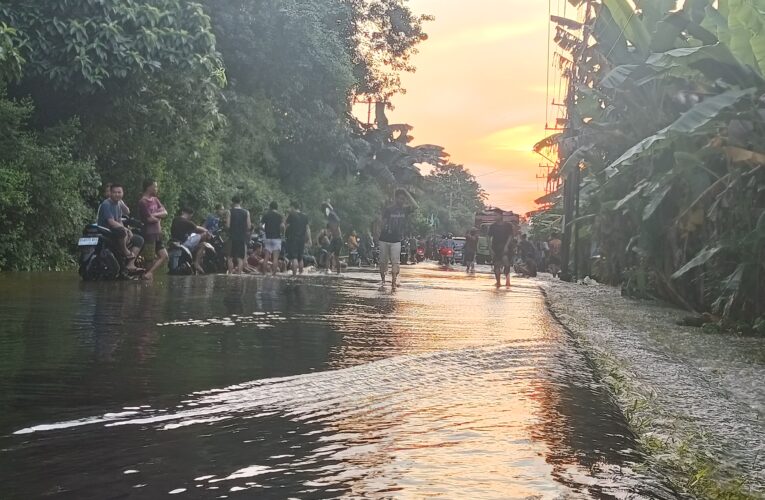 Akibat banjir Jalan Jadi Tempat Pemandian Umum