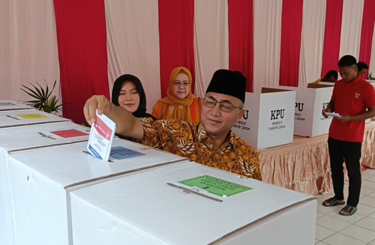 Boyong keluarga Pj Bupati Salurkan Suara
