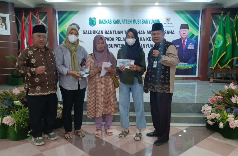 Baznas Musi Banyuasin bantu tambahan modal usaha bagi Mustahik Usaha kecil mikro (UKM)Dan Penyerahan Secara Simbolis bantuan Beasiswa sarjana S1