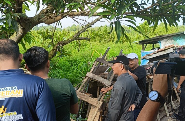 Belusukan Bersama Masyarakat Bupati Drs H Apriyadi Msi  Canangkan Gerakan Serentak Jumat Bersih Lingkungan