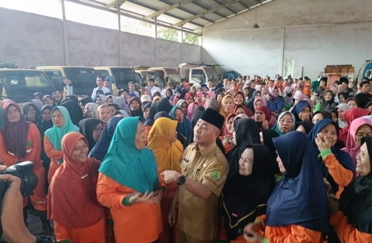 Gembira Ribuan  PHL DLH  Terima Bantuan