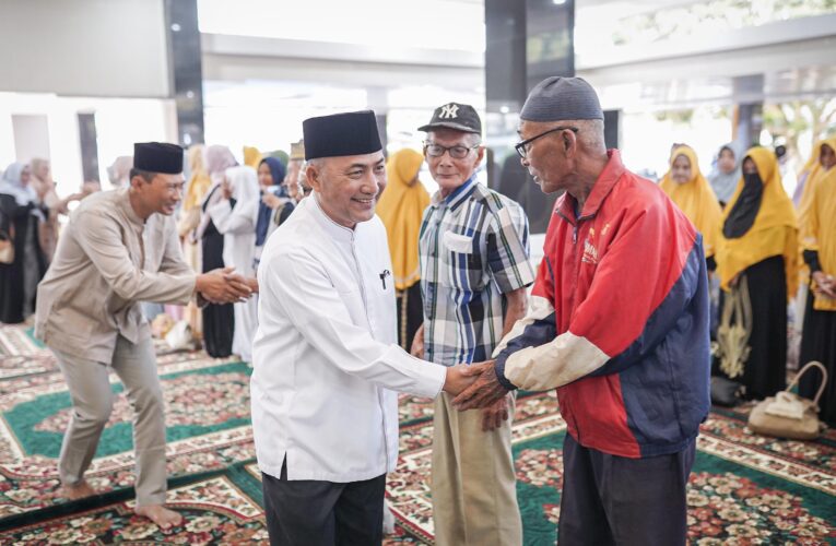 Safari Ramadhan di Rumdin, Pj Bupati Apriyadi Borong Jajanan Gratis untuk Warga Sekayu