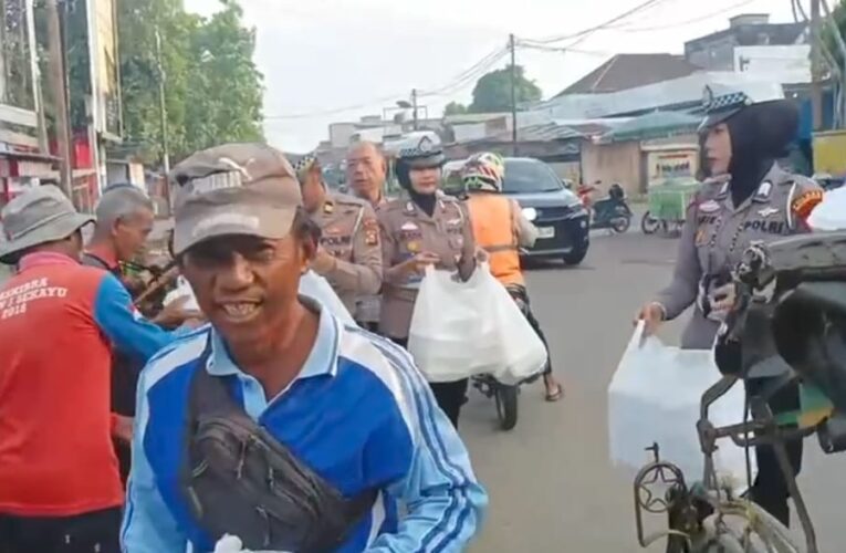 200 Takjil dibagikan Oleh Polres Musi Banyuasin