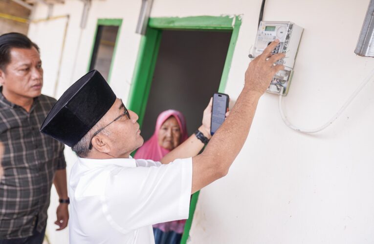 Nenek Suhartini Kaget, Pagi-pagi Rumahnya Dipasang Listrik oleh Pj Bupati Apriyadi