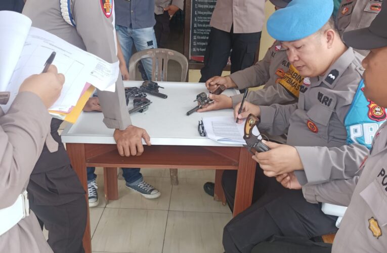 Kasie Propam Melakukan Pengecekan seluruh senjata api yang selama ini digunakan oleh personil