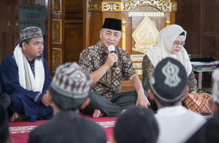 Bareng Istri, Pj Bupati Apriyadi Beri Sembako dan THR untuk Santri Santriwati Ponpes Al Fath
