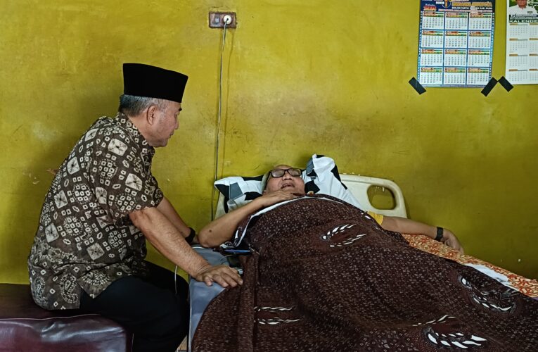 Pj Bupati Musi Banyuasin Drs H Apriyadi Kunjungi Toko Masyarakat Yang terbaring sakit’