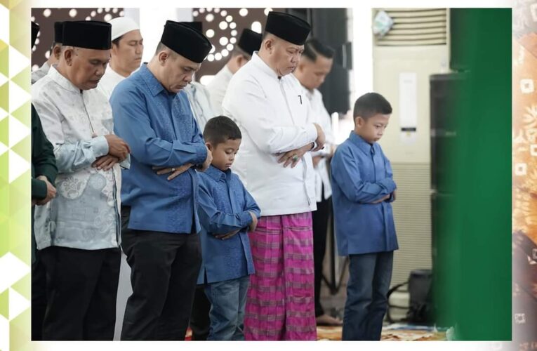 Anggota DPRD Muba Sholat IdulFitri di Pendopo Rumah Dinas Bupati Musi Banyuasin