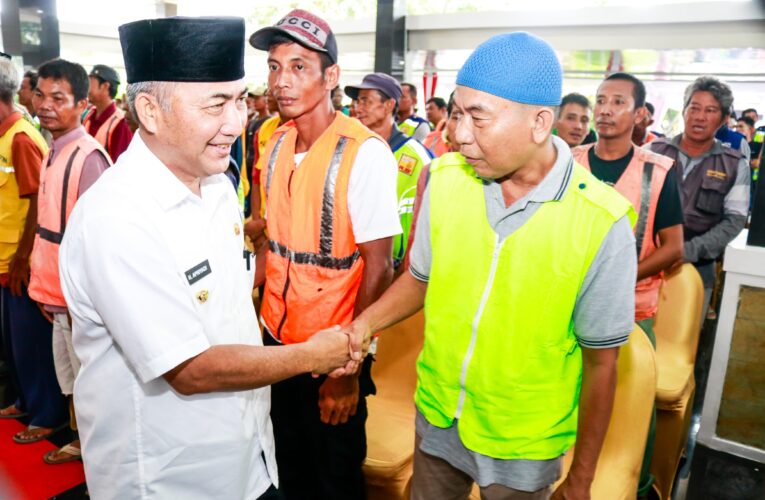 Bupati Salurkan Satunan 181 Juta untuk tukang Tukang Becak Ojek,Juru Parkir