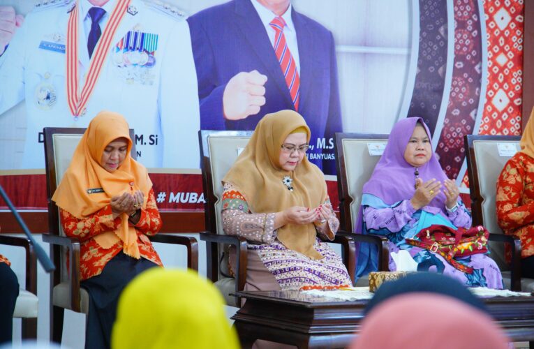 Senyum Ibu-ibu Pengajian Terima Bingkisan dari DWP Muba Jelang Lebaran