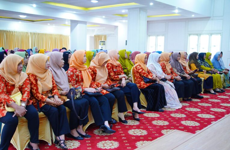 Senyum Ibu-ibu Pengajian Terima Bingkisan dari DWP Muba Jelang Lebaran