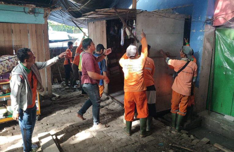 DLH Gotong Royong Bersihkan Pasar Perjuangan Sekayu