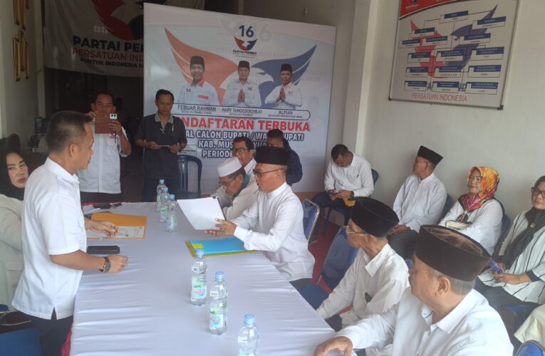 Candra SKM., M.Si Ketua tim Relawan HAM  kembalikan Berkas Di tiga  Partai